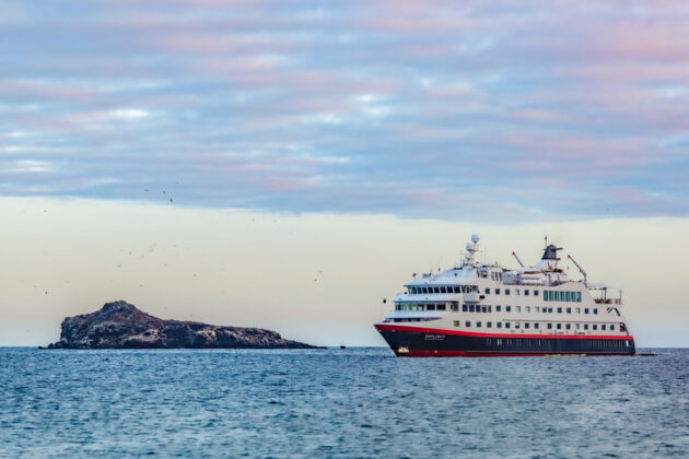 HX Hurtigruten Expeditions fartyg Santa Cruz II vid Galapagosöarna i Ecuador.