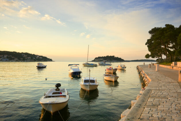 Båtar i hamnen i Hvar
