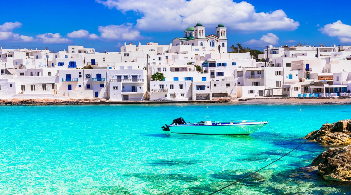 Vackra Paros med klarblått vatten