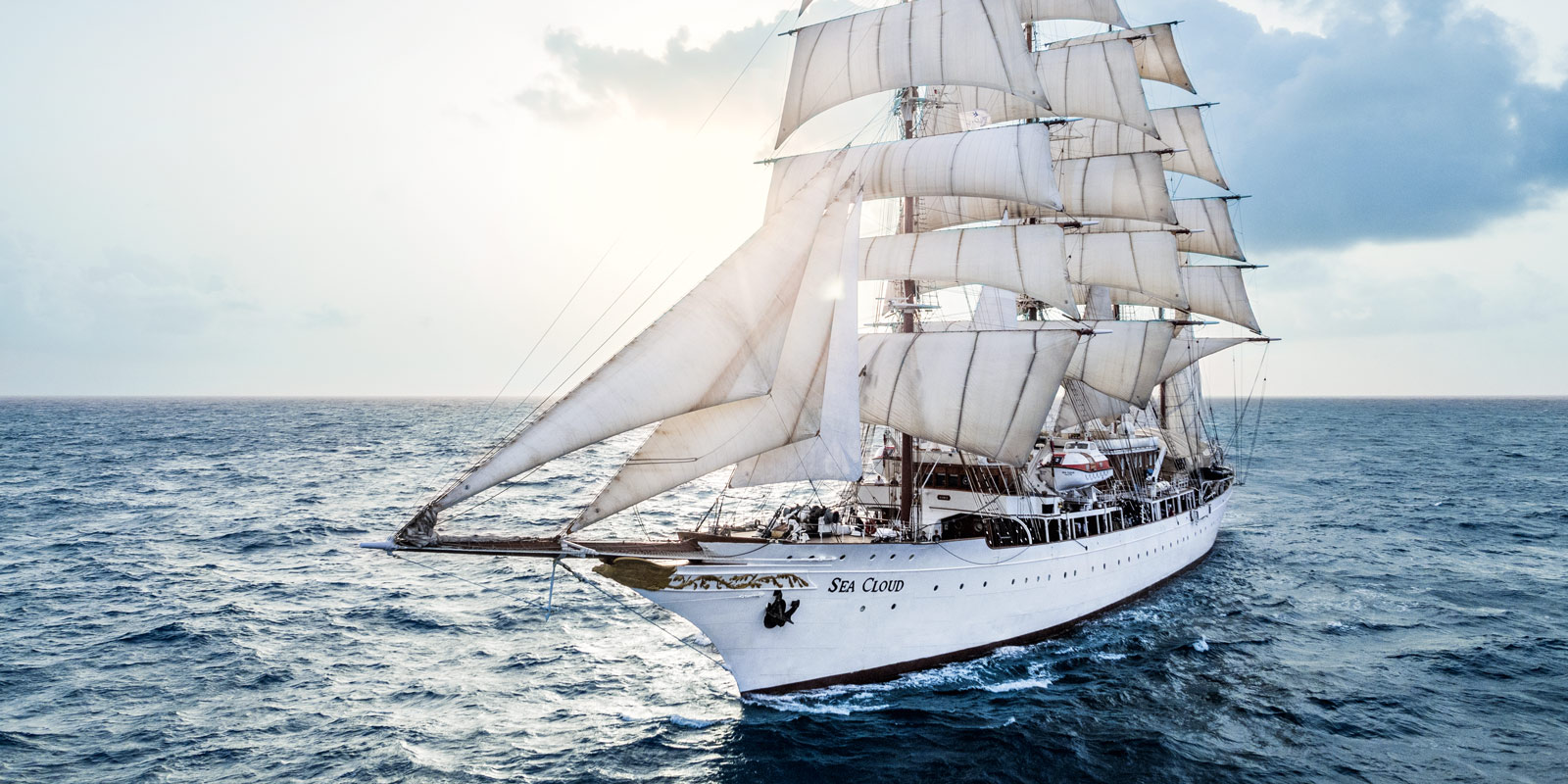 Segelfartyget Sea Cloud ute till havs.