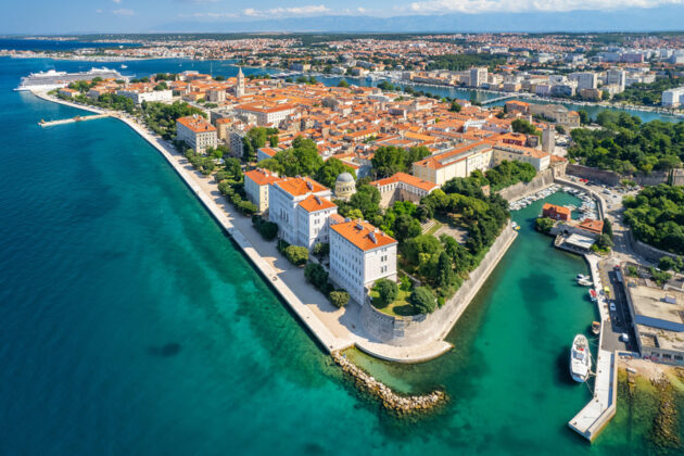 Vacker drönarvy över staden Zadar i Kroatien.