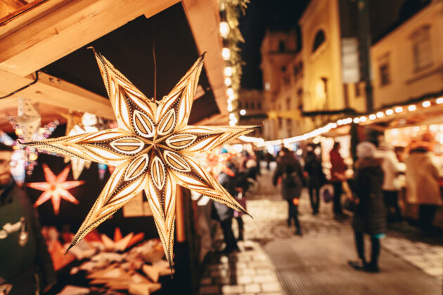 Vackra juldekorationer på en julmarknad.