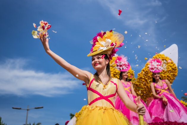 Glad tjej under blomsterfestivalen, Madeira