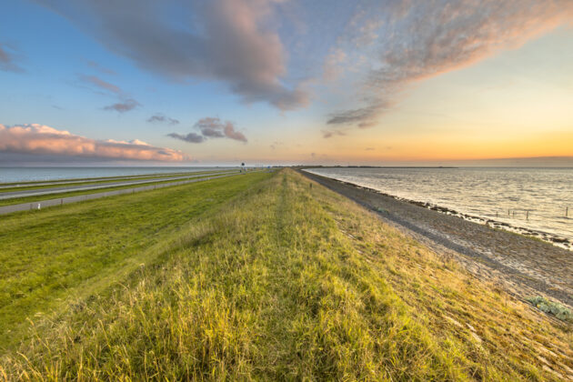 Delar av spärrdammen Afsluitdijk i IJselmeer.