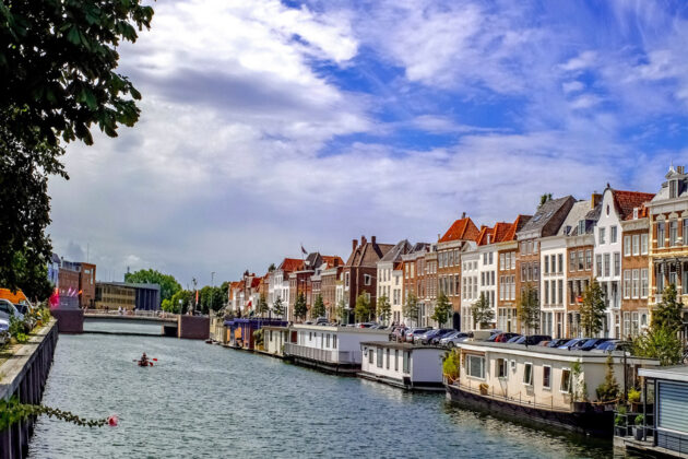 Fina hus och en kanal i den lilla staden Middelburg i provinsen Zeeland