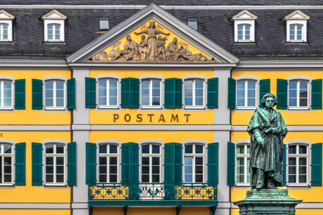 Det gamla posthuset i Bonn, med en Beethoven-staty framför.