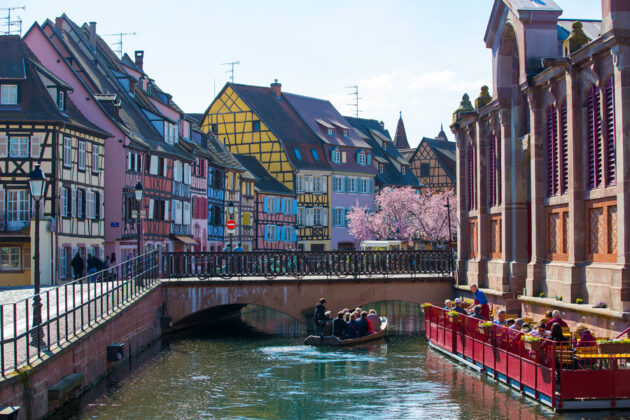 Färgglada korsvirkeshus längs en kanal i Colmar, Frankrike