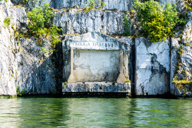 Tabula Traiana, en marmorplakett i bergssidan längs Donau.