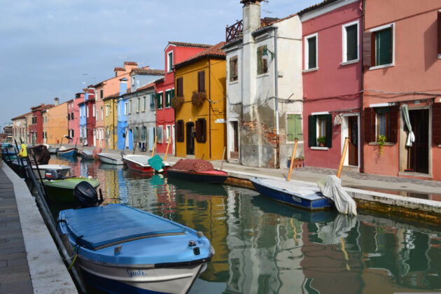 En smal kanal i Burano, Venediglagunen.
