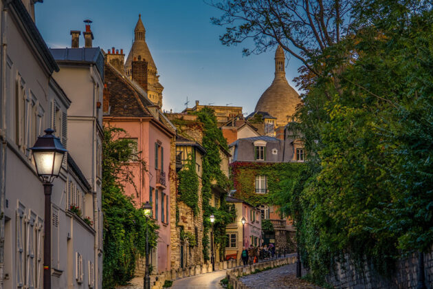 Kvällsvy i Montmartre med Sacre Coeur i bakgrunden.