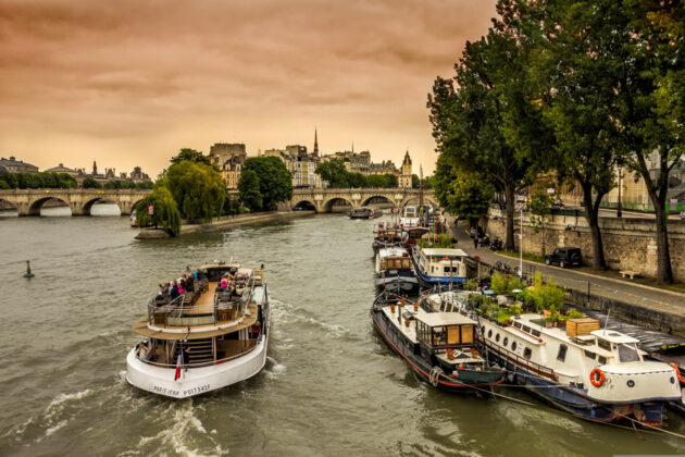 Flodscen i Paris, husbåtar och turistbåtar.