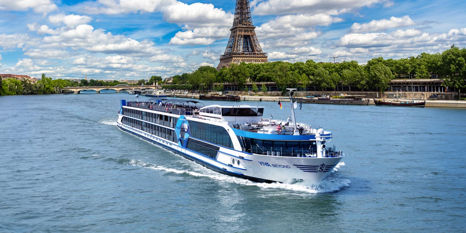 Fartyget VIVA Beyond i Paris, på Seine intill Eiffeltornet.