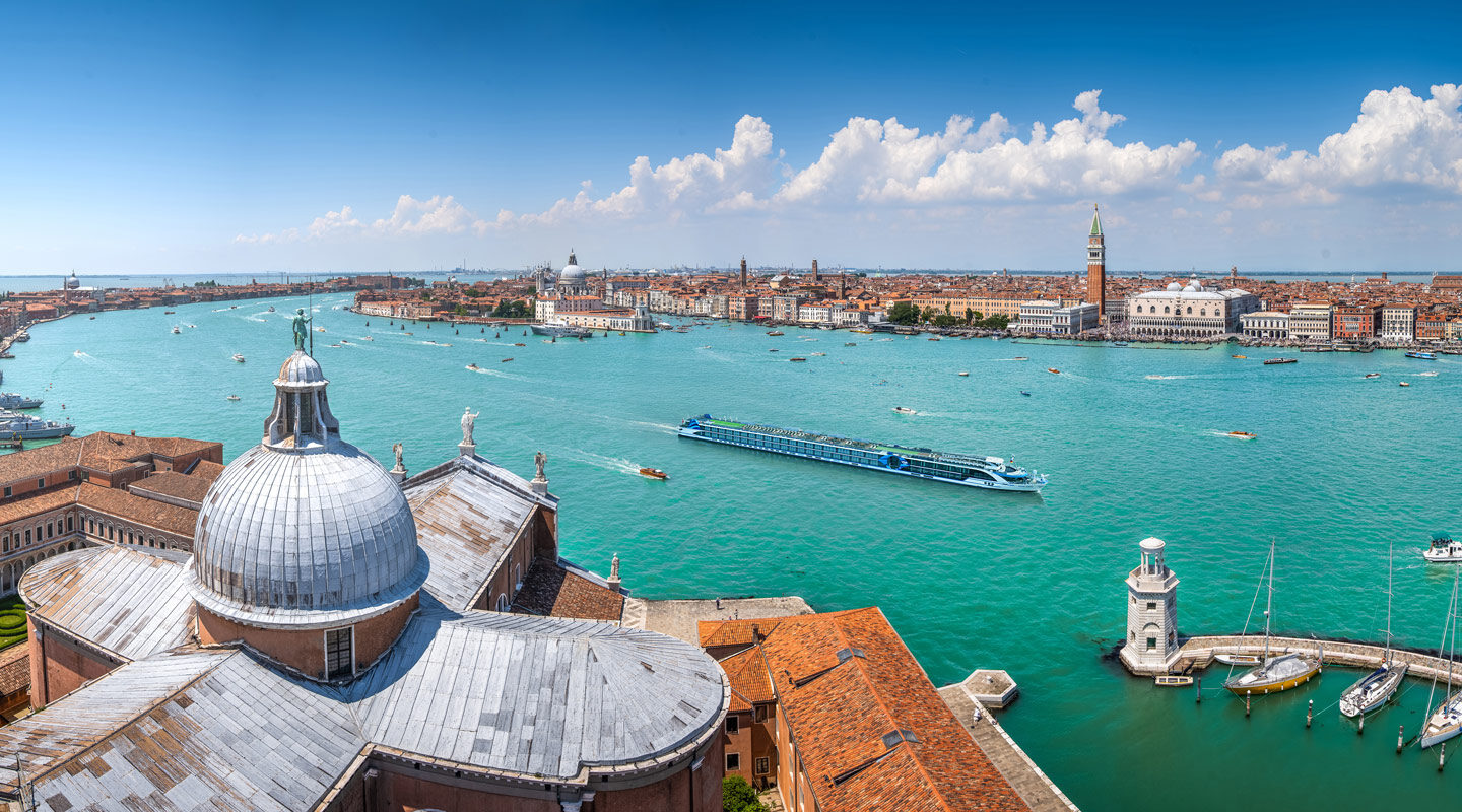 VIVA Unique kryssar på vattnet utanför Venedig