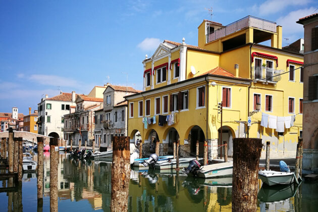 Motorbåtar förtöjda vid en kaj i Chioggia.